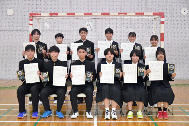 中高生選手１２人受賞、ハンドボール年間優秀選手賞表彰