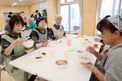 収穫したばかりの野菜をふんだんに使った料理を楽しむ参加者ら