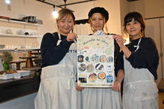 「Ｍａｒｕｓｈｅ　ｎｏ　ｊｉｋａｎ．」をＰＲする「ｓｕｎ　ｃｏｆｆｅｅ　ｓｈｏｐ」の浅野藍店主（右）、「ｏｙａｔｓｕ　ｎｏ　ｊｉｋａｎ」の牧野オーナー（中央）、ｎｏｕｌ．ｋｋｕｍの渡辺夢子オーナー（左）