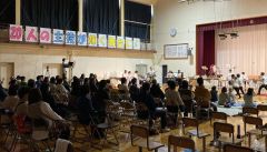 全校児童が力を合わせた楽器演奏。保護者や地域住民らが温かく見守った