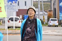 あいさつする松谷尉司会長