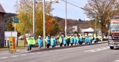 小旗を振り安全運転を呼び掛ける陸別町老人クラブ連合会の会員ら