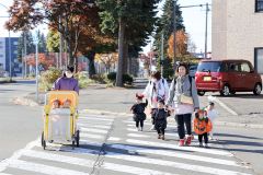 ハロウィーンの仮装をして散歩する園児ら（３０日午前１０時ごろ）