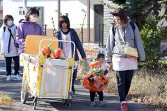 ハロウィーンの仮装をして散歩する園児ら（３０日午前１０時ごろ）