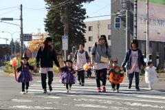 ハロウィーンの仮装をして散歩する園児ら（３０日午前１０時ごろ）