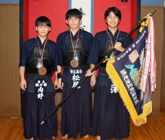 網走地方大会中学男子優勝の全十勝剣連（左から内野孝紀、松尾悠成、玉澤雪希）