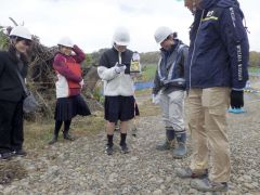 北海道横断自動車道の建設現場を見学した陸別中の生徒たち