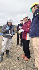 北海道横断自動車道の建設現場を見学した陸別中の生徒たち