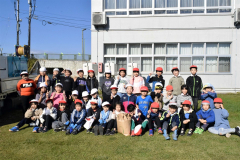 伝統農具で脱穀作業　池田小学校 4