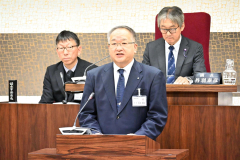 ２期目スタートの所信を表明する安井町長