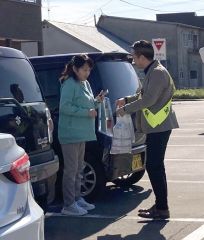 道の駅利用者に交通安全を呼び掛けた足寄信友会のメンバーら