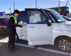 道の駅利用者に交通安全を呼び掛けた足寄信友会のメンバーら