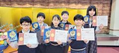 小学５・６年生部門の入賞者（前列中央が最優秀賞の高橋葵さん）