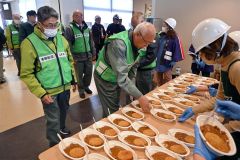 訓練参加者に道の駅内のフードコートで昼食としてインデアンカレーとコロッケが配食された