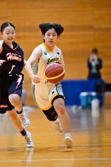 【女子１回戦・白樺学園－函大柏稜】スピードに乗ったドリブルでボールを運ぶ佐々木柚奈