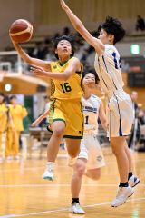 【女子２回戦・白樺学園－札幌東商】ディフェンスを交わしてゴールを狙う野澤空羽