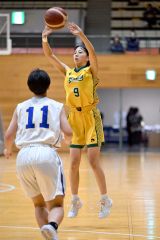 【女子２回戦・白樺学園－札幌東商】３点シュートを放つ田中李