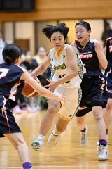 【女子１回戦・白樺学園－函大柏稜】力強いドリブルでゴール下へ進む野澤空羽