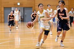 【女子１回戦・白樺学園－函大柏稜】ドリブルでゴール下に切り込む佐々木果梨奈