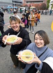 行列に並びお好みのラーメンを購入する来場者（２日午前１１時半ごろ、駅北多目的広場、塩原真撮影）