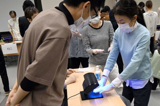 【写真】手袋脱着を競う、感染症想定の合同訓練 帯広市内4病院