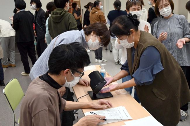 【写真】手袋脱着を競う、感染症想定の合同訓練 帯広市内4病院