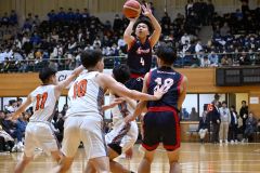 【男子・予選トーナメントＢブロック決勝・白樺学園―道栄】試合終了間際にジャンプシュートを決める白樺学園の安倍巧叶