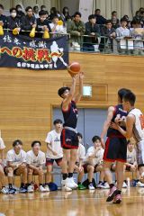 【男子・予選トーナメントＢブロック決勝・白樺学園―道栄】３点シュートを放つ白樺学園の鈴木皇大