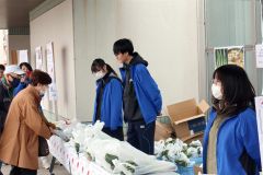 地元の農家から寄贈を受けた野菜の格安販売では音更高ンボランティア部の生徒ら（右の３人）が売り子を務めた