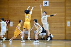 【女子決勝リーグ・帯大谷―札幌東商】ブロックに跳ぶ帯大谷の藤川凛