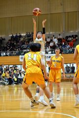 【女子決勝リーグ・帯大谷―札幌東商】ジャンプシュートを放つ帯大谷の藤川凛