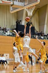 【女子決勝リーグ・帯大谷―札幌東商】ゴール下でシュートを放つ帯大谷の折笠瑠南