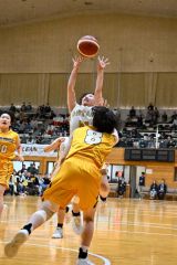 【女子決勝リーグ・帯大谷―札幌東商】ジャンプシュートを放つ帯大谷の畠山心菜