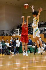 【女子決勝リーグ・帯大谷―札幌山の手】ジャンプシュートを放つ帯大谷の中村華凜