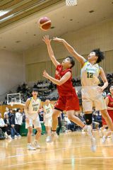 【女子決勝リーグ・帯大谷―札幌山の手】シュートを放つ帯大谷の江上綾乃