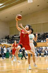 【女子決勝リーグ・帯大谷―札幌山の手】ゴール下でシュートを放つ帯大谷の折笠瑠南