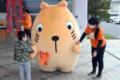 街頭啓発中に登場した「うっさん」。子どもが触りに来ていた