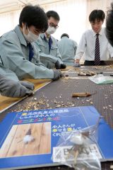 オーナメントキットの部品を作る中札内高等養護学校幕別分校と池田高校の生徒