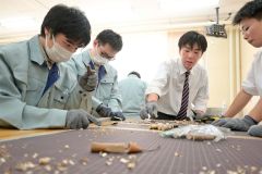 オーナメントキットの部品を作る中札内高等養護学校幕別分校と池田高校の生徒