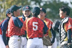 【決勝・グラティアスウイッシュＢＣ―札幌ブルーシェジュニア】最終回の２死二、三塁、ピンチの場面でマウンドに集まるナイン