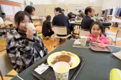 子ども「カフェ」店員で奮闘も　豊似地区で文化際・音楽祭　広尾