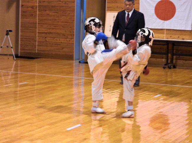【写真】背古さん３年連続で形と組手制す　浦幌町空手道錬成大会１５人が熱戦