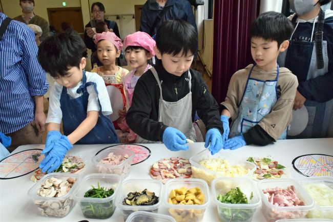 自分好みの具材たっぷり　池田小児童がピザづくり