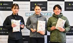 女子３０００メートル表彰。（左から）２位の若原楽、優勝のウイリアムソン・レミ、３位の賀来春音（金野和彦撮影）