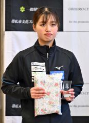 女子３０００メートルで２位入賞の若原楽（金野和彦撮影）