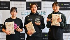 女子１０００メートル表彰。（左から）２位の山本彩瑛、優勝の神長汐音、３位の水戸咲良（金野和彦撮影）