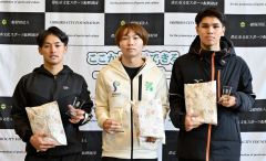 男子５００メートル表彰。（右から）３位の軍司冬馬、優勝の笹渕遥人、２位の原眞尋（金野和彦撮影）