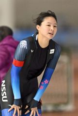 女子５００メートルで２位入り、笑顔を見せる軍司愛梨（金野和彦撮影）