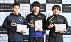 男子１５００メートル表彰。（左から）２位の佐藤太陽、優勝の船崎優太、３位の辻本一史（金野和彦撮影）