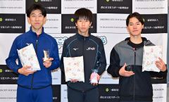 男子３０００メートル表彰。（左から）２位の阿部春琉斗、優勝の齊藤皓大、３位の葛巻俊哉（金野和彦撮影）